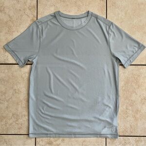 Men's Vuori Grandview Tech Short Sleeve Shirt Size Medium V197 Grey